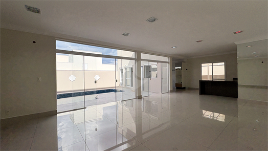 Sala com vista para piscina