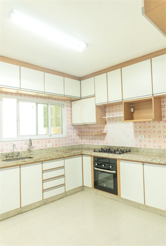 cozinha repleta de armarios e equipada