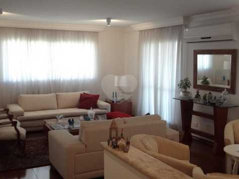 Amplo living com lareira