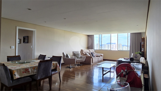 Sala Ampla, muito iluminada, com vista livre