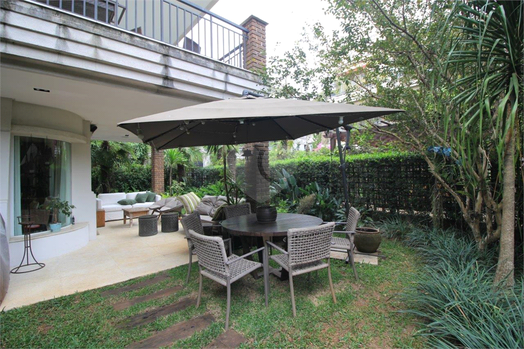 VANILLA HOUSE & GARDEN