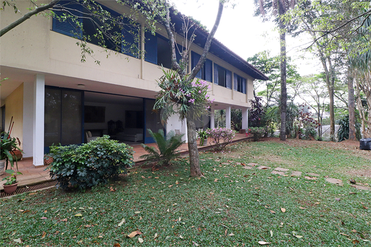 Suítes e salas com vista para a piscina.