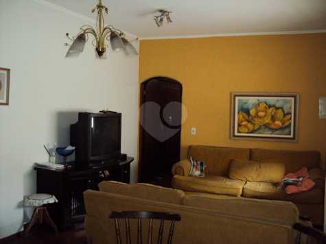 Construção com 600 metros, contendo dois salões comerciais amplos e com 4 vagas de garagem. Em cima possui 2 aptos, ambos com 2 dormitórios, 1 suite, cozinha, banheiro e lavanderia. Agende sua visita!