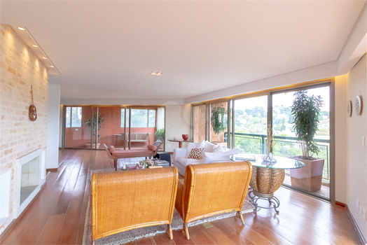 LA TOUR DES TERRASSES