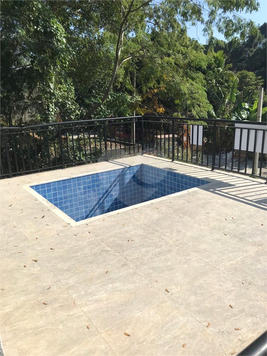 Terraço frontal com piscina 