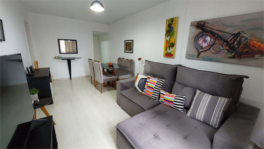 Sala com 2 ambientes e piso laminado